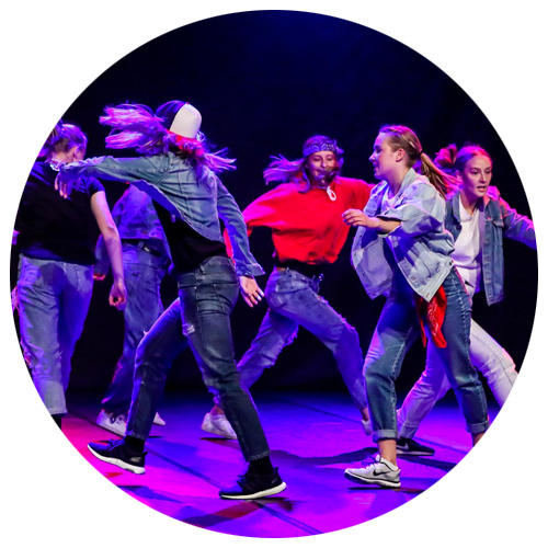 Unga som dansar i grupp